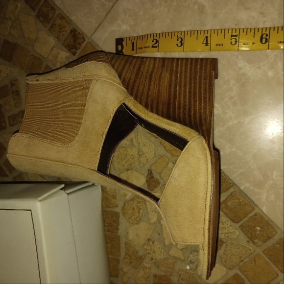 New BCBG 4" Samira Wedge Size 6 - Picture 2 of 5